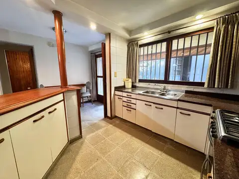 VENTA - CASA 3 DORMITORIOS CON PATIO Y COCHERA - BARRIO PARQUE