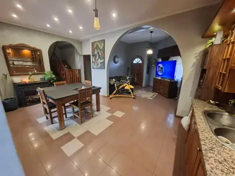 MULTIFAMILIAR: CASA 2 DORM. C/PILETA + 2 MONOAMB + LOCAL