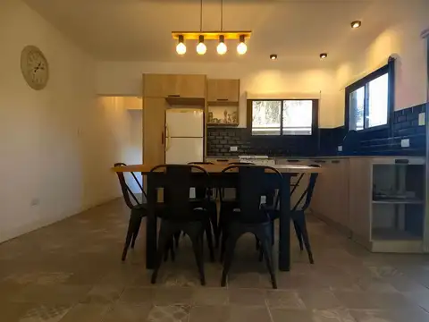 Casa nueva con pileta y deck en Los Acantilados