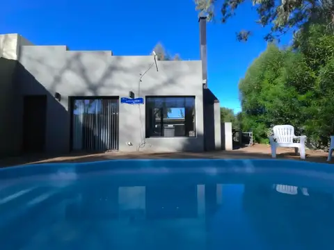 Casa nueva con pileta y deck en Los Acantilados