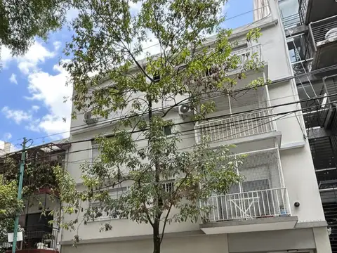EXCELENTE Y AMPLIO 3 AMB AL FRENTE CON BALCON
