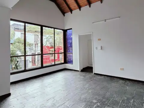 Amplio y luminoso local para oficinas  o comercio en alquiler