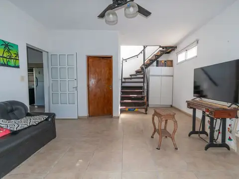 Casa 6 ambientes con 2 baños