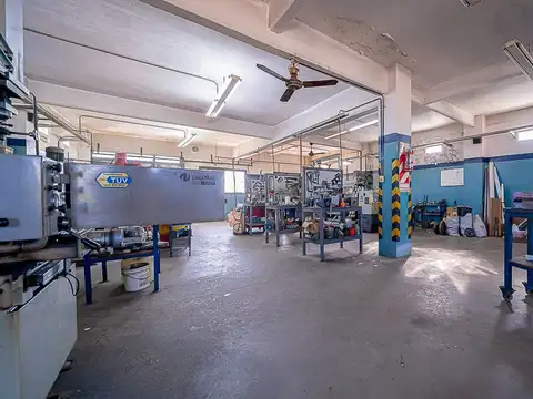 VENTA GALPON CON PH EN VILLA LUGANO