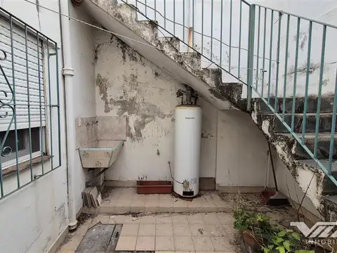 Casa 6 ambientes con 2 baños
