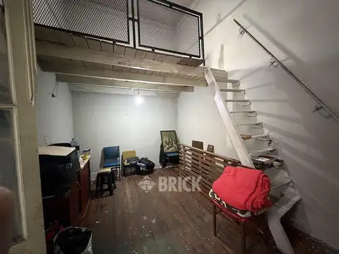 TIPO CASA SIN EXPENSAS EN HUMBERTO 1° AL 1900 - ESCRITORIO CONTRAFRENTE DOBLE ALTURA
