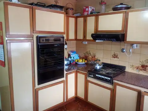 Venta casa con departamento y local Laferrere