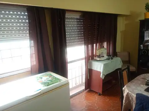 Venta casa con departamento y local Laferrere