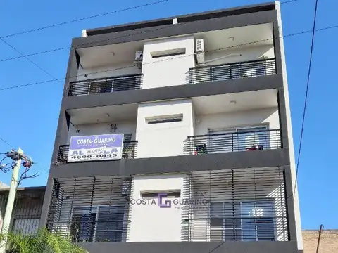 Excelente departamento de 2 ambientes en segundo piso con balcón y cochera