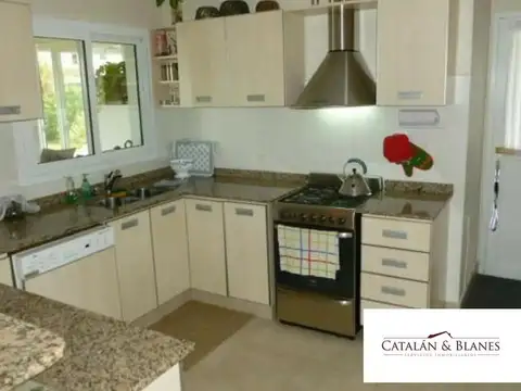 Casa 5 ambientes con 2 baños