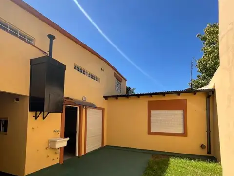 Casa en Alquiler con 1 cochera