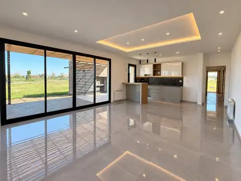VENTA Casa sobre Avenida principal en Ecotierra, Pueblo Esther.