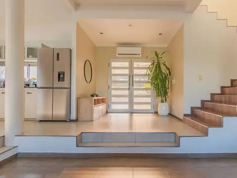 VENTA CASA C/ JARDÍN Y PILETA - BARRIO LA COMARCA