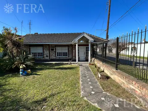 Venta casa con jardín al frente, patio y cochera en Florencio Varela