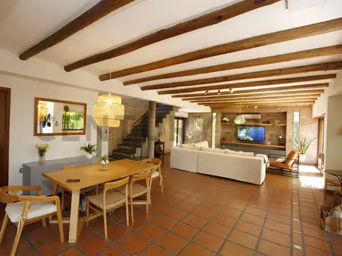 Casa 6 ambientes con 4 baños