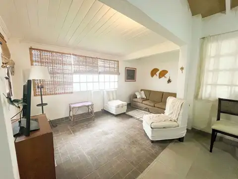 VENTA CASA 2 DORMITORIOS Y PILETA - JORGE NEWBERY