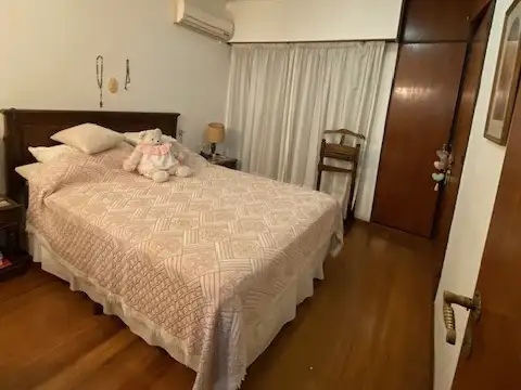 Casa en zona centro frente a la plaza de General Rodríguez