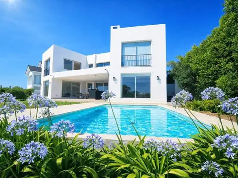 Casa en venta moderna con cuatro suites en Alisos Nordelta