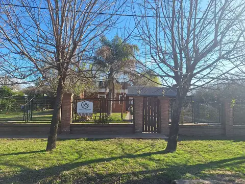 Casa en venta c/ cochera en Pueblo Andino