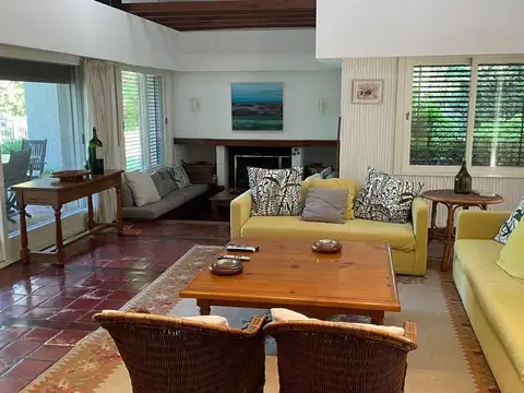 Casa 6 ambientes con 4 baños