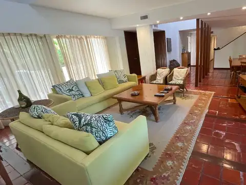 Casa en Venta con 3 cocheras