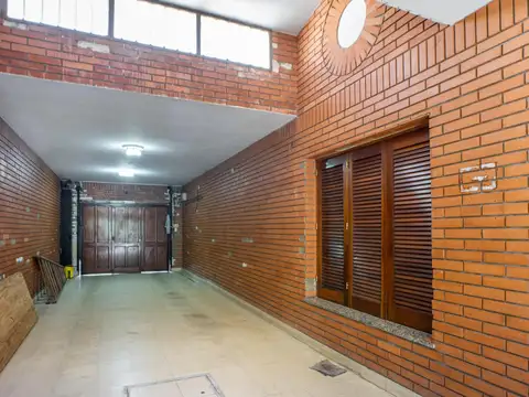 Casa 11 ambientes con 2 baños