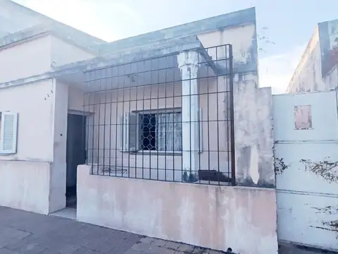 VENTA CASA 4 DORM PATIO SAN MARTIN A REFACCIONAR