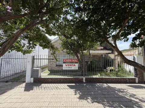 Casa en Venta de 2 dormitorios. Patio con parrilla. Cochera. Barrio 9 de Julio, Campana