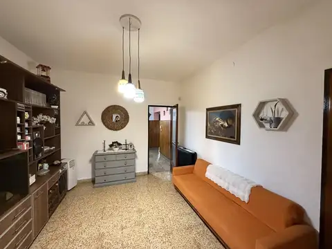 Casa en Venta de 2 dormitorios. Patio con parrilla. Cochera. Barrio 9 de Julio, Campana
