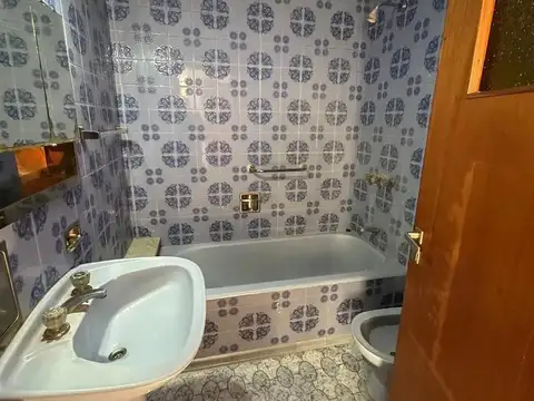 Casa 7 ambientes con 2 baños