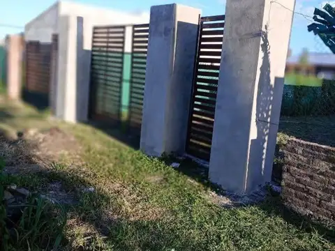 Las Carolinas, terreno de 300 m2, Pileta y Tapial construido