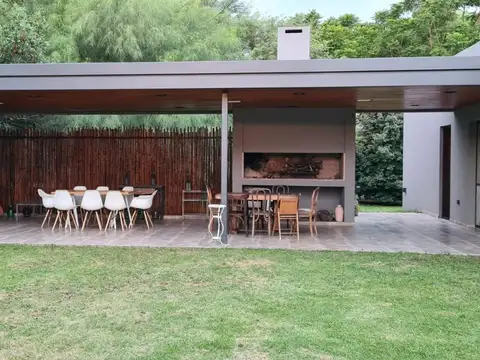 B° La Herradura (zona central) MUY LINDA CASA