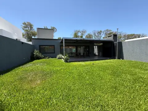 Casa 5 ambientes con 1 baño