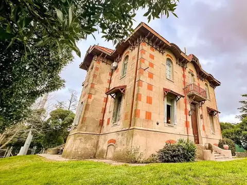 Casa 9 ambientes con 4 baños