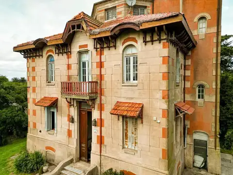 Casa en venta - 8 Dormitorios 4 Baños - 2.920Mts2 - Quequén, Necochea