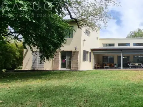 Casa en Alquiler con 4 cocheras