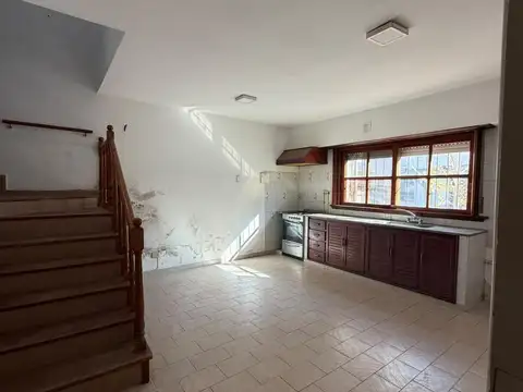 Casa 6 ambientes con 2 baños