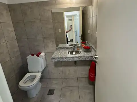 Oficina 6 ambientes con 2 baños