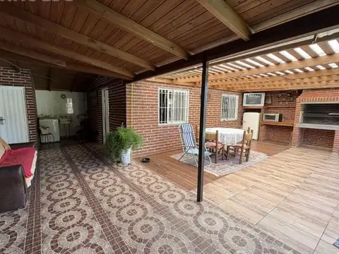 Casa 6 ambientes con 4 baños