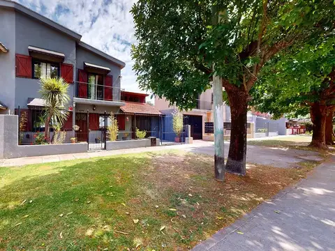 VENTA CASA EN PH CON AMPLIO JARDIN Y PATIO