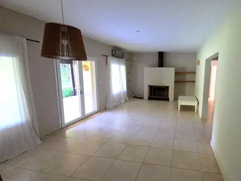 Casa 4 ambientes con 2 baños