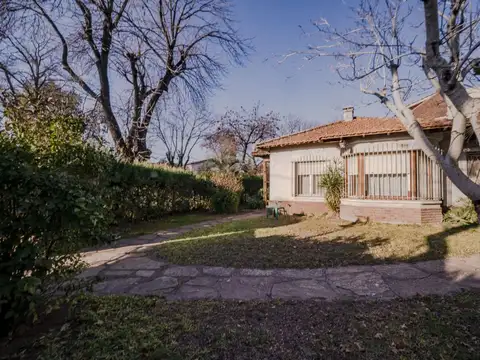 Casa 8 ambientes con 3 baños