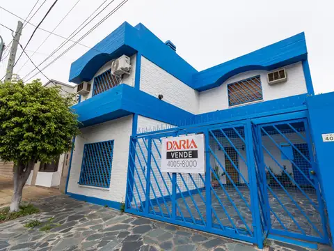 Sólida casa en venta con 3 dormitorios, jardín y pileta. Olivos.
