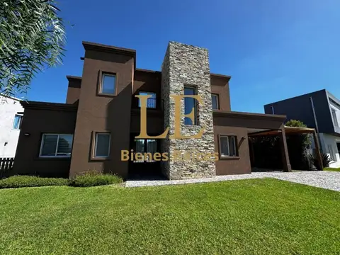 Casa en Venta con 3 cocheras