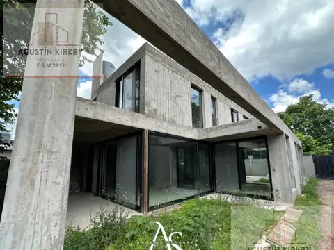 Casa 6 ambientes con 2 baños
