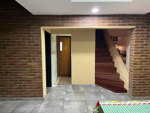 Casa 6 ambientes con 2 baños