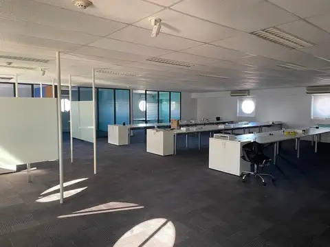 Oficina 20 ambientes con 12 baños