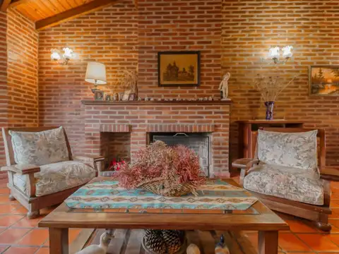 Casa 8 ambientes con 3 baños