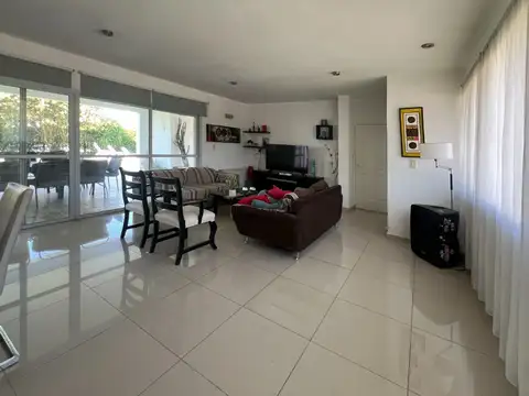 Casa en Venta con 4 cocheras