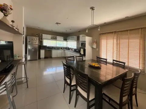 Casa 15 ambientes con 5 baños